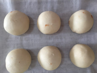 18、蛋黄酥,揉搓成圆球状放入烤盘中