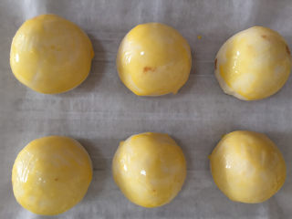 19、蛋黄酥,蛋黄液中滴入几滴柠檬汁，表面涂抹两次蛋黄液