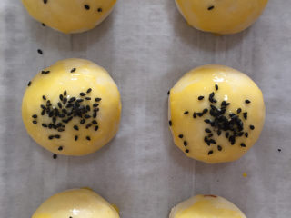 20、蛋黄酥,撒上黑芝麻后放入烤箱180度烤30分钟