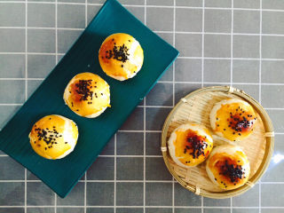 21、蛋黄酥,冷却后即可装盘食用