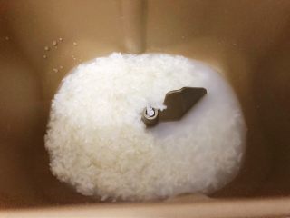 1、酒酿饼,面包桶里加入酒酿,我的酒酿非常甜哦