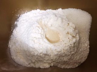 3、酒酿饼,加入糖,酵母,泡打粉