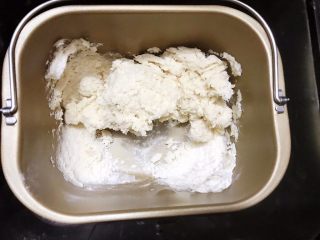 4、酒酿饼,面包机启动揉面30分钟