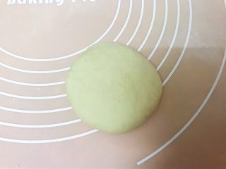 9、酒酿饼,取一份揉匀搓圆后擀成饼