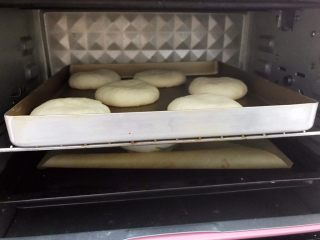 11、酒酿饼,放入不通电的烤箱里进行二发40分钟,同时放入一碗热水保持湿度和温度