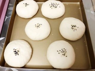 13、酒酿饼,撒芝麻的地方先抹少许水再撒