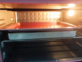 14、酒酿饼,上面再压一个轻点的烤盘,放入烤箱150度烤30分钟,中间记得翻面哦,翻面就不用在压烤盘了