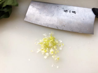 2、菠菜蛋卷,大葱切成葱花；