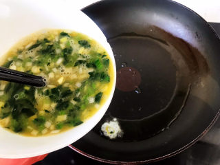 12、菠菜蛋卷,倒入一半的混合蛋液；