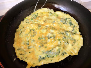 14、菠菜蛋卷,蛋饼定型后翻面，因为是给小朋友吃的，为了保证肠道健康和卫生，选择了两面煎。如果是无菌蛋就可以单面煎蛋；