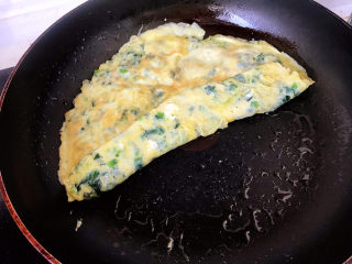 15、菠菜蛋卷,慢慢卷起蛋饼；