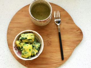 18、菠菜蛋卷,菠菜蛋卷配一杯柠檬绿茶，小朋友吃得好满足。