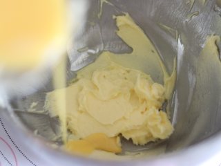 3、卡通小饼干，制作简单，萌趣造型合适亲子烘焙,开启打蛋器，打发黄油发白蓬松。分次倒入打散的蛋液，每次都是混合好后再倒入剩余蛋液。直到混合均匀后，是比较细腻的状态。