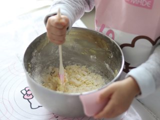 5、卡通小饼干，制作简单，萌趣造型合适亲子烘焙,用刮刀，压拌，切拌到几乎不见干粉。