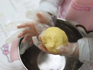 7、卡通小饼干，制作简单，萌趣造型合适亲子烘焙,成团后，整理成圆形。