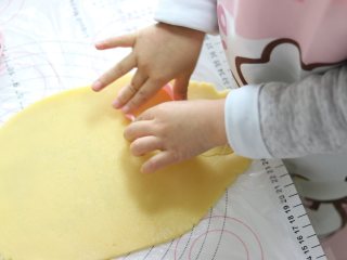 10、卡通小饼干，制作简单，萌趣造型合适亲子烘焙,剪刀剪开保鲜袋，用学厨饼干模具压出形状。小朋友可以稍微多用些力气，直接切出饼干。