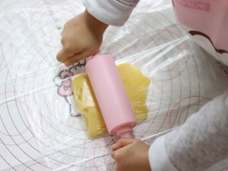 12、卡通小饼干，制作简单，萌趣造型合适亲子烘焙,剩余的饼干边角料，再聚拢起来，继续擀成薄片，压出饼干。