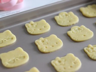 13、卡通小饼干，制作简单，萌趣造型合适亲子烘焙,饼干需要留有一点间隙，压制表面花纹的时候，会略微压大，烤制的时候，也会稍微增大。