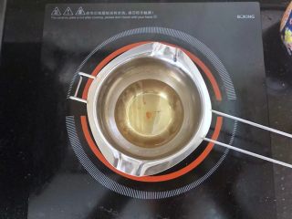 1、不消泡的可可戚风蛋糕,小火加热玉米油至表面出现涟漪就关火。