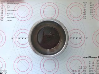 2、不消泡的可可戚风蛋糕,快速倒入可可粉里搅拌均匀。