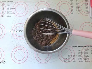 3、不消泡的可可戚风蛋糕,倒入冰酸奶可以快速降温，搅拌均匀。