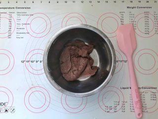 5、不消泡的可可戚风蛋糕,搅拌均匀。