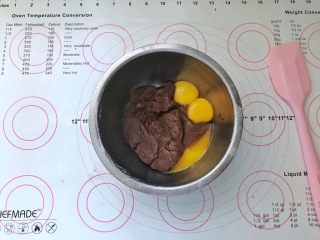 6、不消泡的可可戚风蛋糕,倒入蛋黄。