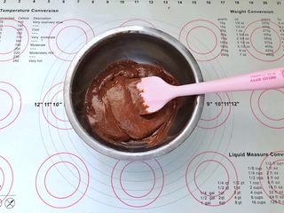 7、不消泡的可可戚风蛋糕,继续搅拌均匀。