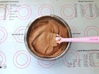 10、不消泡的可可戚风蛋糕,翻拌均匀。