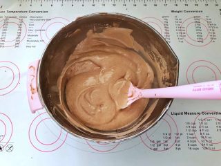 12、不消泡的可可戚风蛋糕,翻拌均匀。