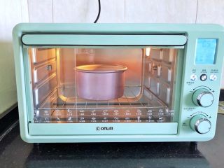 14、不消泡的可可戚风蛋糕,烤箱预热至上火140度，下火130度，放入模具于下层烘烤45分钟后立即取出倒扣，待彻底放凉后脱模。