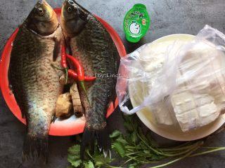 1、鲫鱼豆腐汤,准备食材:鲫鱼2条、豆腐500g、生姜1块、小红椒2个、香菜4根、家乐浓汤宝1块、清水适量、食用油适量