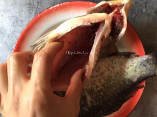 2、鲫鱼豆腐汤,先将鱼去除内脏、鱼鳞，洗净待用（鱼肚内壁黑膜刮洗干净）