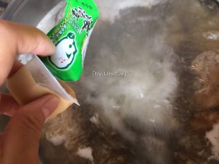 11、鲫鱼豆腐汤,加入家乐浓汤宝煮至汤水变浓（没有的话可放适量盐调味）