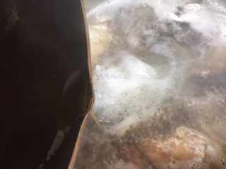 10、鲫鱼豆腐汤,加入适量食用油