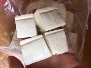 12、鲫鱼豆腐汤,豆腐切成小块