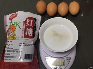 1、红糖蔓越梅蛋糕,牛奶中放入红糖，放微波炉加热融化。