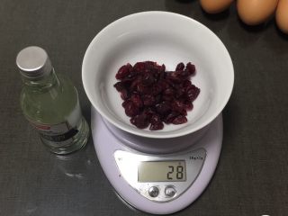 2、红糖蔓越梅蛋糕,蔓越梅放朗姆酒浸泡一下。