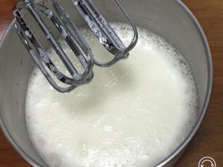 4、红糖蔓越梅蛋糕,鸡蛋分离出蛋白和蛋黄，蛋白中加入柠檬汁，用打蛋器高速搅打30圈，蛋白出现鱼眼泡。