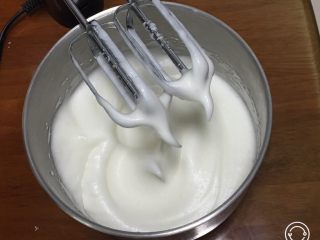 5、红糖蔓越梅蛋糕,加入15克细砂糖，继续搅打50圈，再加15克细砂糖。