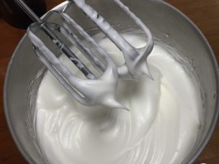 6、红糖蔓越梅蛋糕,再加剩余的10克细砂糖。