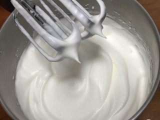 7、红糖蔓越梅蛋糕,再次搅打50圈，蛋白硬挺细腻光滑，出现直立的小尖峰。