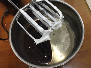 8、红糖蔓越梅蛋糕,玉米油中加入盐，倒入红糖水。