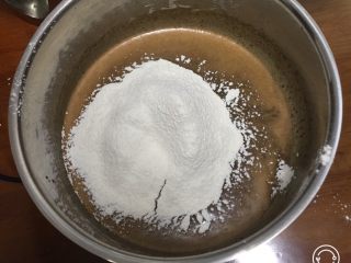 9、红糖蔓越梅蛋糕,用打蛋器低速搅拌至混合，过筛低筋粉。