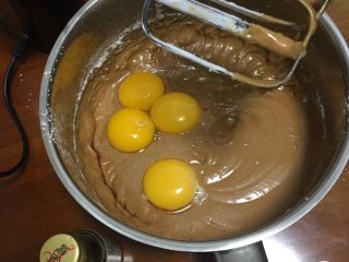 10、红糖蔓越梅蛋糕,再次搅拌均匀，加入蛋黄和香草精。