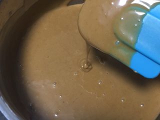 11、红糖蔓越梅蛋糕,继续搅拌均匀，再用刮刀拌匀。