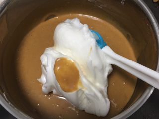 12、红糖蔓越梅蛋糕,取三分之一的蛋白进蛋黄糊中。