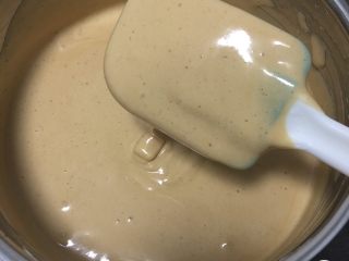 13、红糖蔓越梅蛋糕,用翻拌的手法拌匀蛋糕糊。