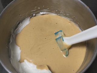 14、红糖蔓越梅蛋糕,翻拌好的蛋糕糊倒回蛋白中。