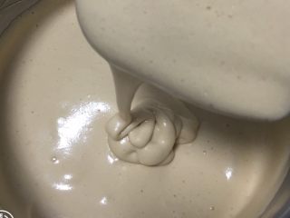 15、红糖蔓越梅蛋糕,继续翻拌50次左右，蛋糕糊就完成了。